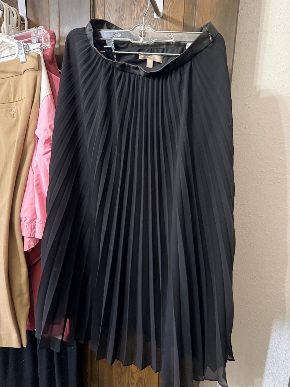 Banana Republic NWOT Pleated Chiffon Midi Skirt
